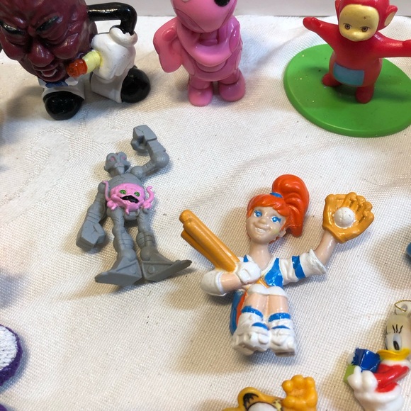 Junk drawer lot of vintage figures, pencil toppers , Strawberry short cake doll - Picture 10 of 12
